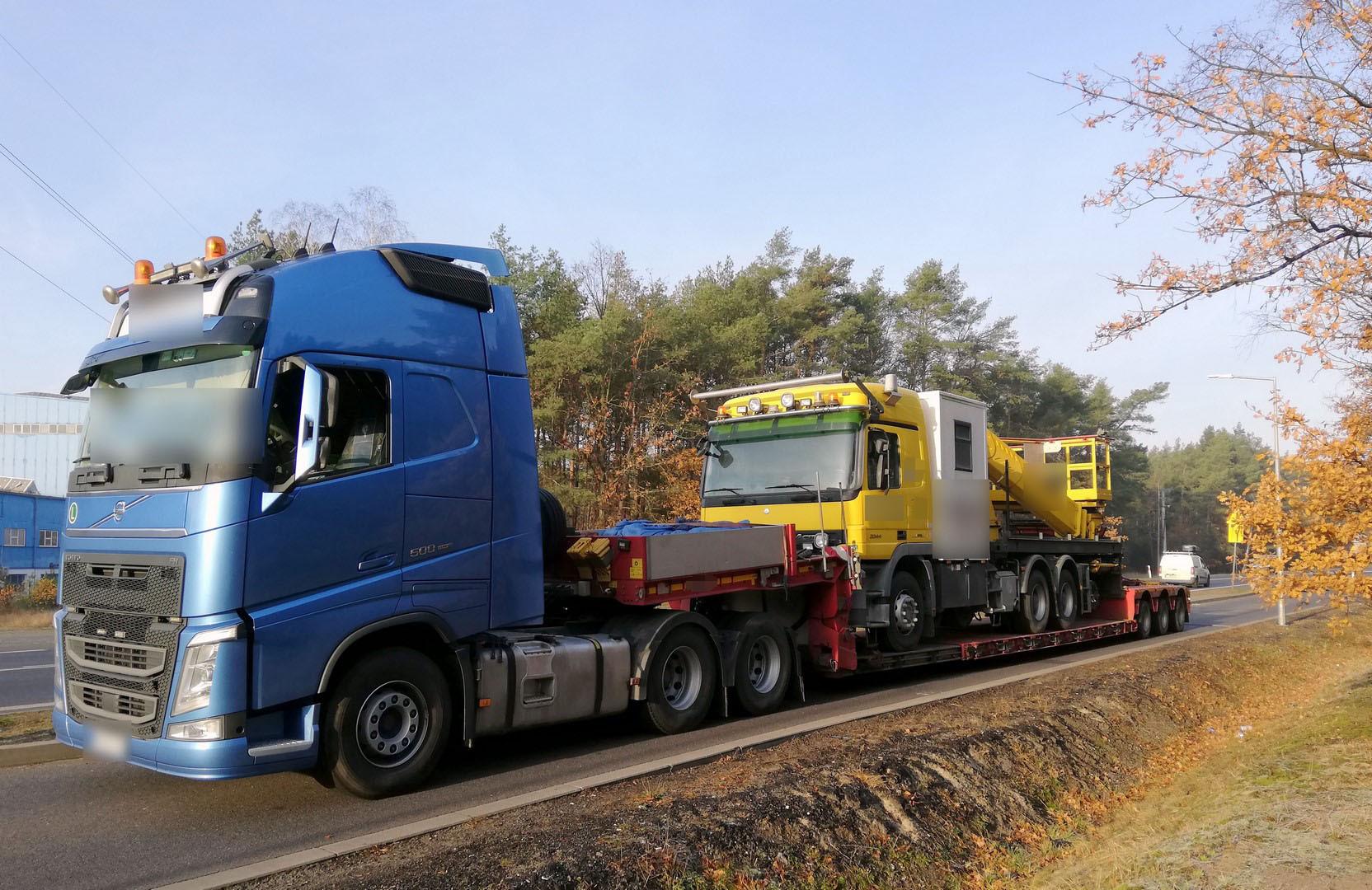 Zatrzymana ciężarówka z dźwigiem