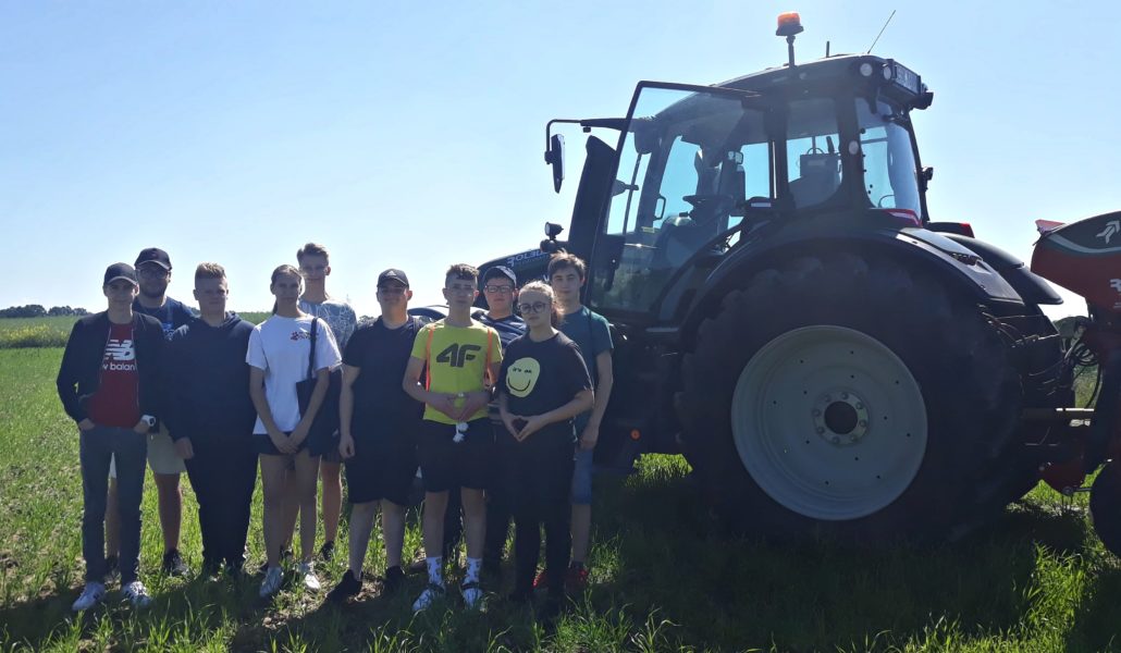 UCZNIOWIE I SŁUCHACZE ZSCKR W ZDUŃSKIEJ DĄBROWIE UCZESTNICZYLI W WARSZTATACH Z PRODUKCJI ROŚLINNEJ I ZWIERZĘCEJ NA TARGACH ROLNYCH AGROTECHNIKA W BRATOSZEWICACH
