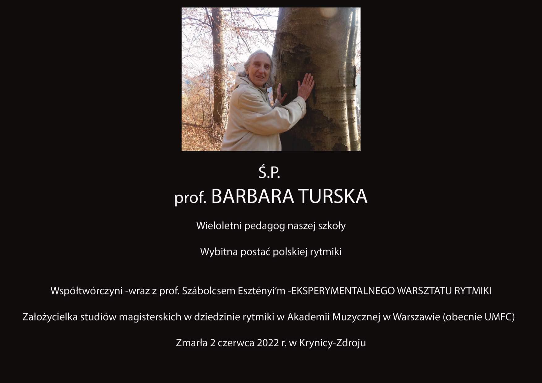 Na czarnym tle zdjęcie i napis: ŚP Barbara Turska, 2 czerwca 2022r. zmarła prof. Barbara Turska, wieloletni pedagog naszej Szkoły. Współtwórczyni - wraz z prof. Szabolcsem Esztényim Eksperymentalnego Warsztatu Ryt­mi­ki. Założycielka studiów magisterskich w dziedzinie rytmiki w Akademii Muzycznej im. F. Chopina W Warszawie (obecnie UMFC)