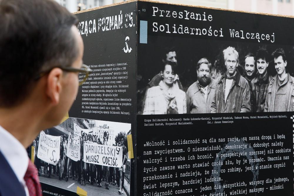 Premier Mateusz Morawiecki przygląda się wystawie. 