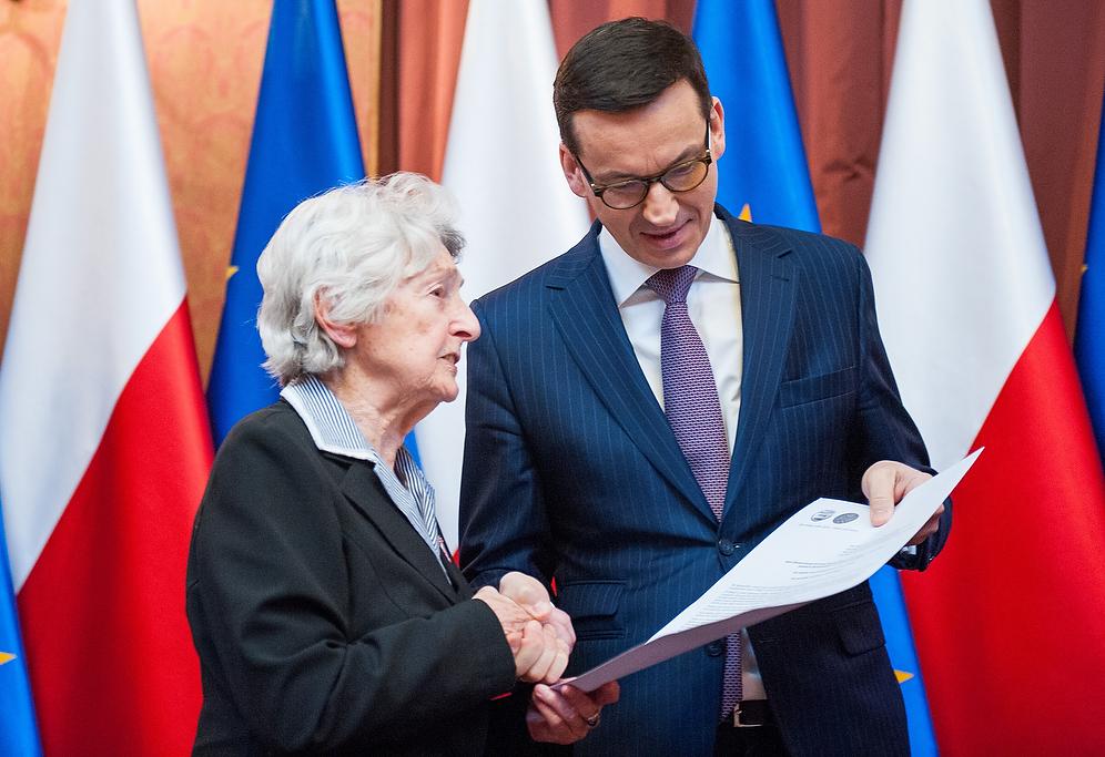Pan premier Mateusz Morawiecki czyta list od Sprawiedliwych
