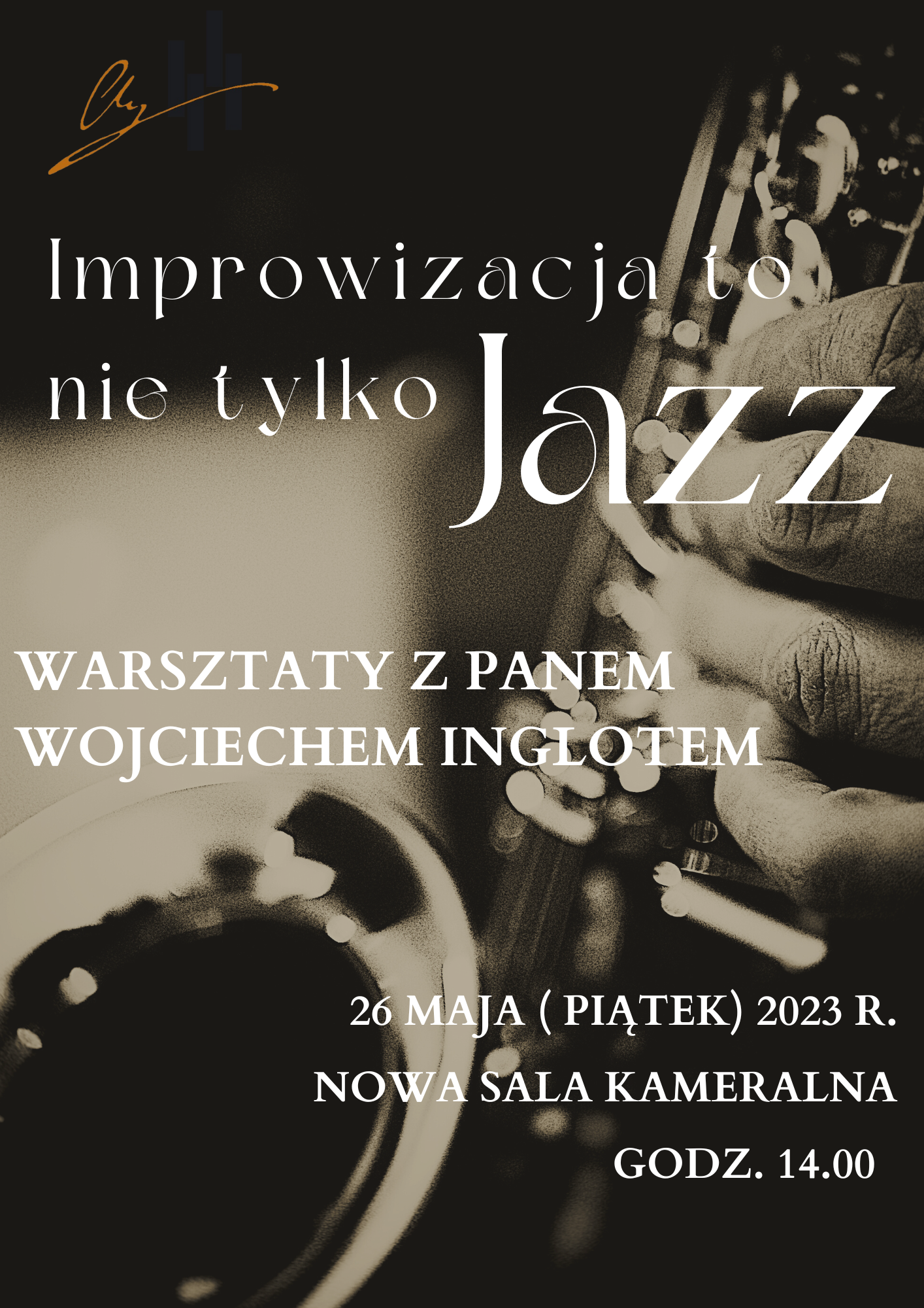Plakat w tonacji biało- szaro - czarnym. Na całości część saksofonu z jedną dłonią na instrumencie. W lewym górnym rogu logo szkoły. Następnie nazwa wydarzenia oraz dane prowadzącego warsztaty. Poniżej w lewym dolnym rogu data, miejsce oraz godzina warsztatów
