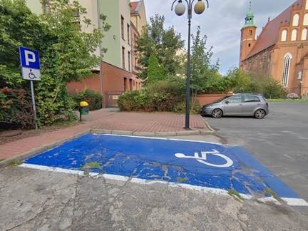 jedno miejsce parkingowe pomalowane na niebiesko