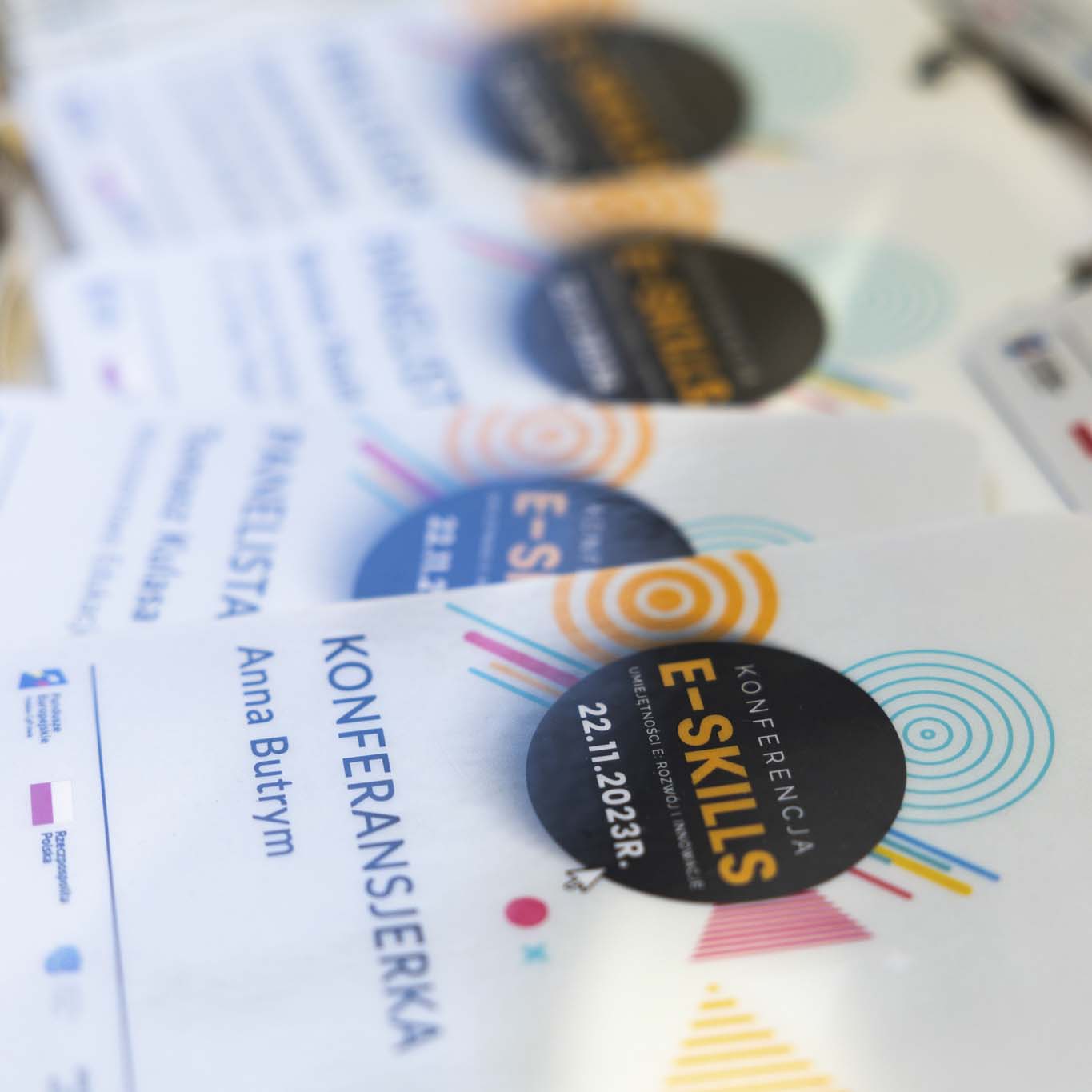 Zbliżenie na cztery plakietki uczestników konferencji.