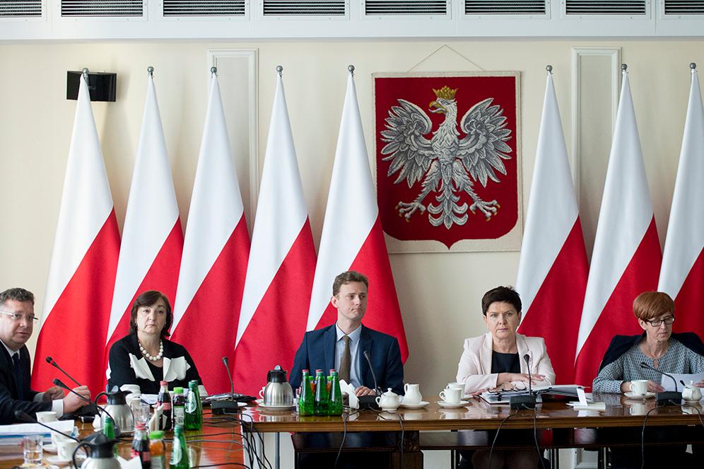 Siedzący przy stole członkowie Komitetu Społecznego RM na posiedzeniu.