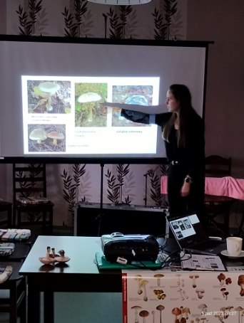 Seniorzy z Koźmina bezpiecznie zbierają grzyby 