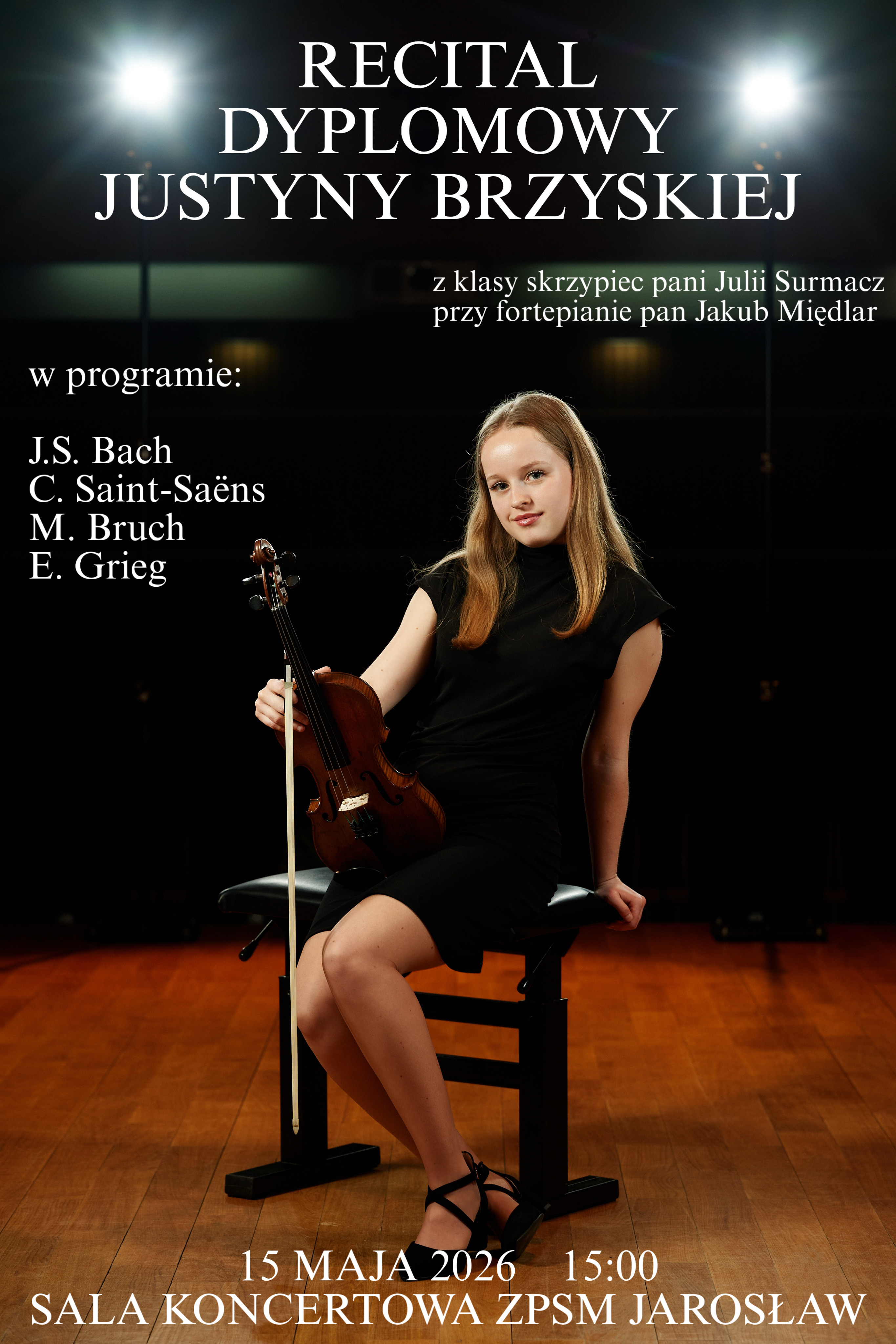 Pionowy plakat zapowiadający „Recital Dyplomowy Justyny Brzyskiej” z klasy skrzypiec pani Julii Surmacz. Zdjęcie przedstawia młodą kobietę w czarnej sukience siedzącą na ławie i trzymającą skrzypce oraz smyczek. Przy fortepianie towarzyszyć jej będzie pan Jakub Międlar. Program: J.S. Bach, C. Saint-Saëns, M. Bruch, E. Grieg. Data i miejsce: 15 maja 2026 r., godz. 15:00, Sala Koncertowa ZPSM Jarosław.
