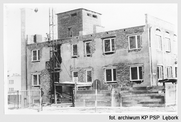 Budynek na Nowym Świecie (przed wojną budynek karczmy dworcowej). Modernizacja budynku komendy.