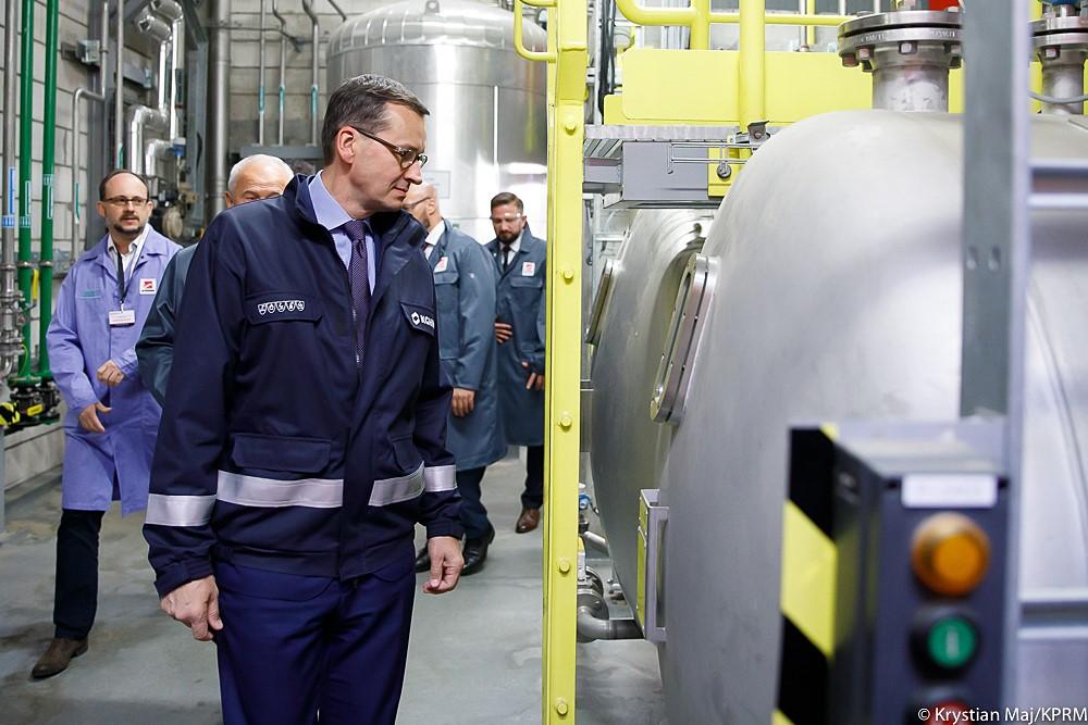 Premier patrzy na butle.