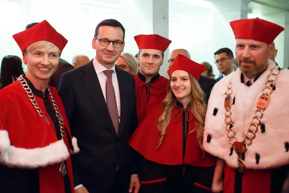 Premier wraz z osobami ze środowiska akademickiego.