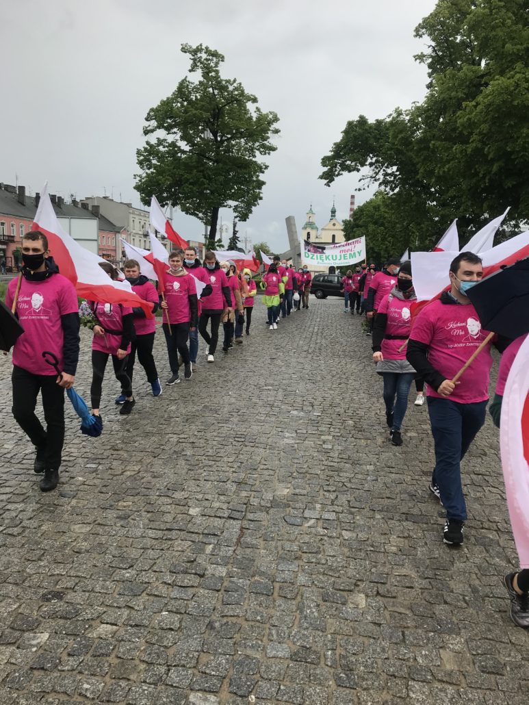 Absolwenci szkoły w Zduńskiej Dąbrowie na Pielgrzymce Łowickiej