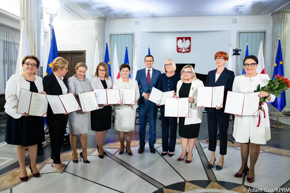Premier Mateusz Morawiecki stoi z posłami do Parlamentu Europejskiego.