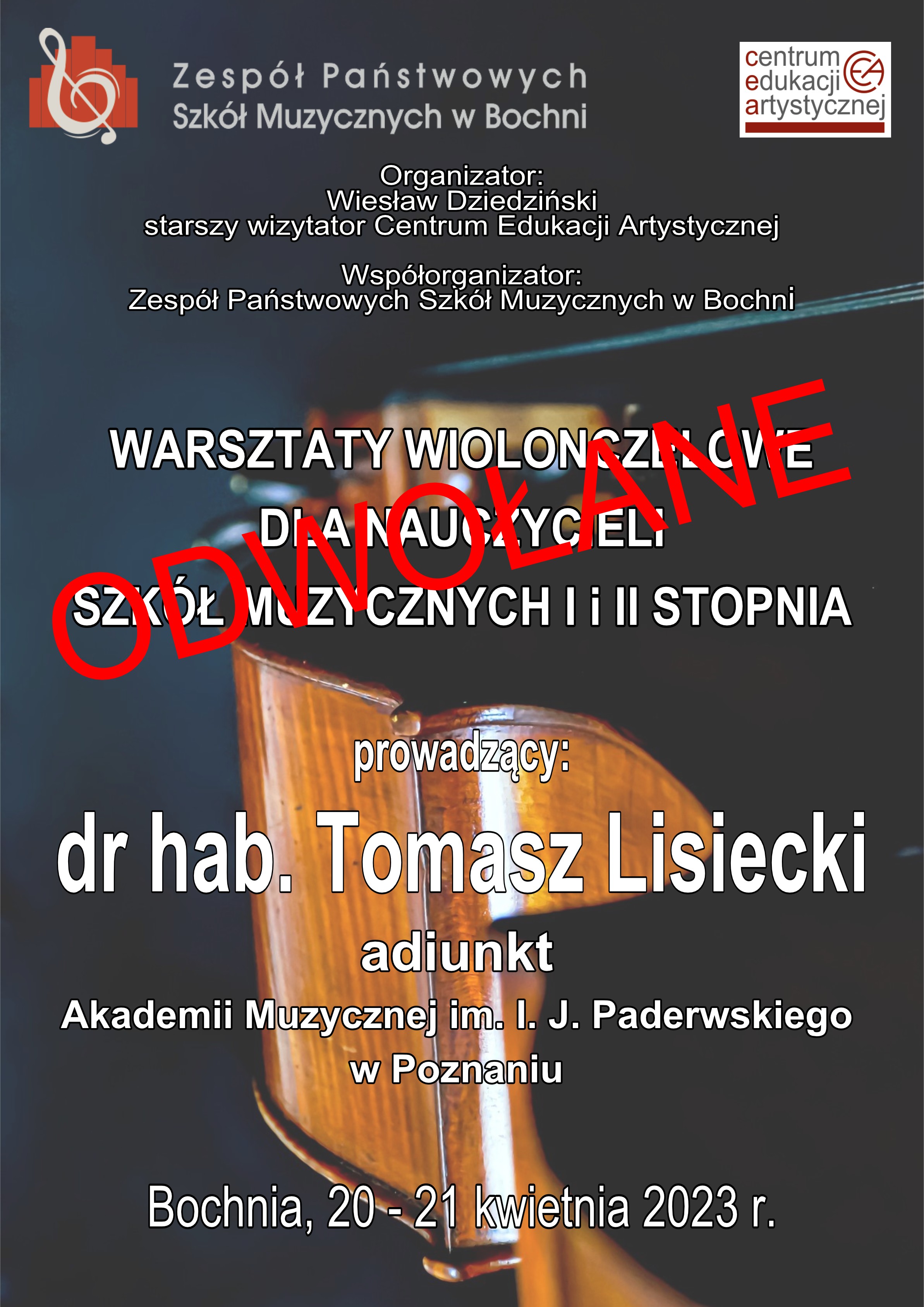 Grafika na ciemnym szaro-granatowym tle, w części górnej zawiera logotypy ZPSM w Bochni i CEA. W części centralnej w trzech liniach drukowanymi białymi literami napis: „Warsztaty wiolonczelowe dla nauczycieli szkół muzycznych I i II stopnia”. Poniżej napis: „prowadzący: dr hab. Tomasz Lisiecki, adiunkt Akademii Muzycznej w Poznaniu”. W części dolnej napis: Bochnia, 20 – 21 kwietnia 2023 r. Na środku napis czerwonymi literami ODWOŁANE.