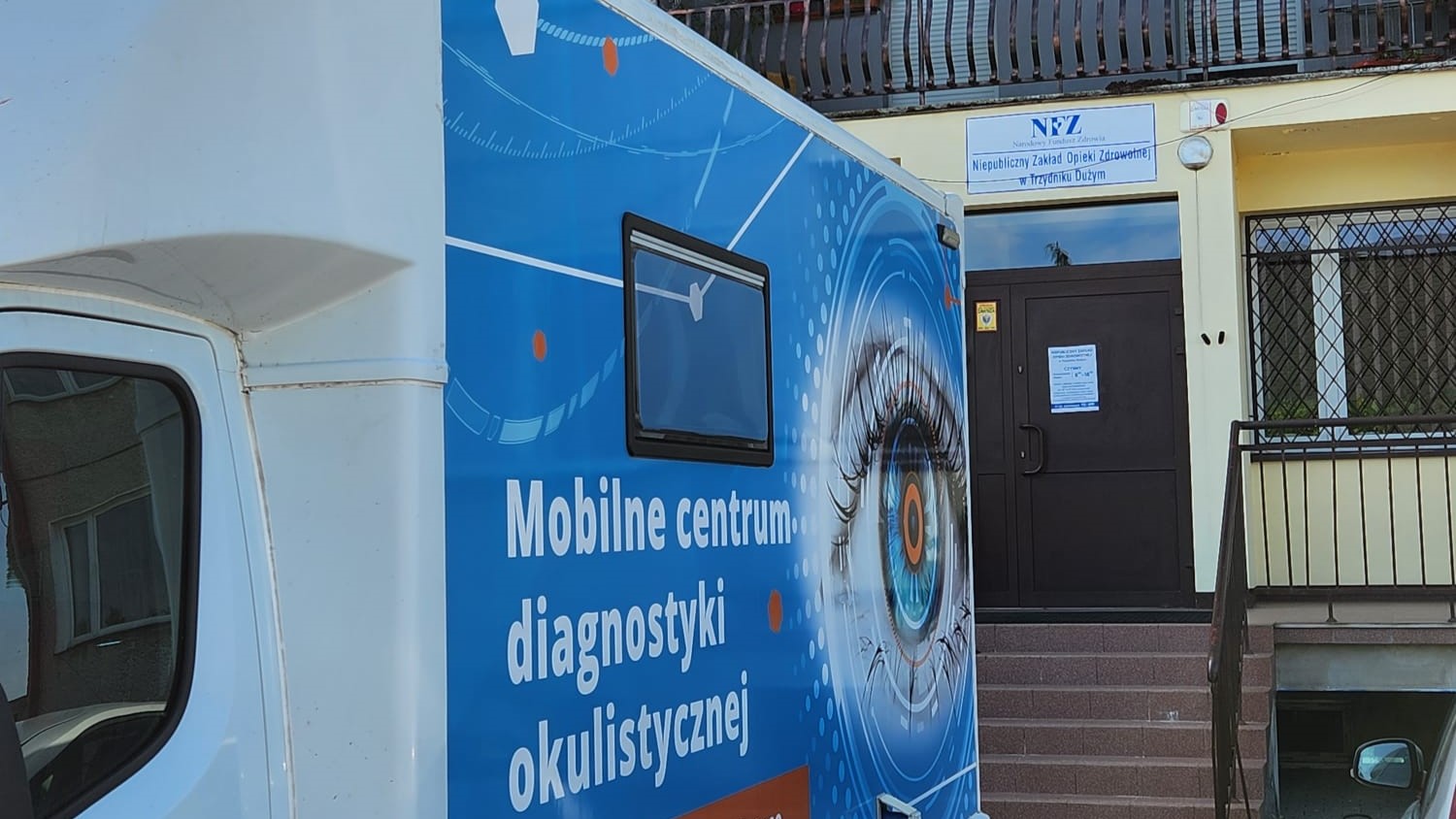 Samochód diagnostyczny Okobus zaparkowany przed przychodnią lekarską w Trzydniku Dużym.