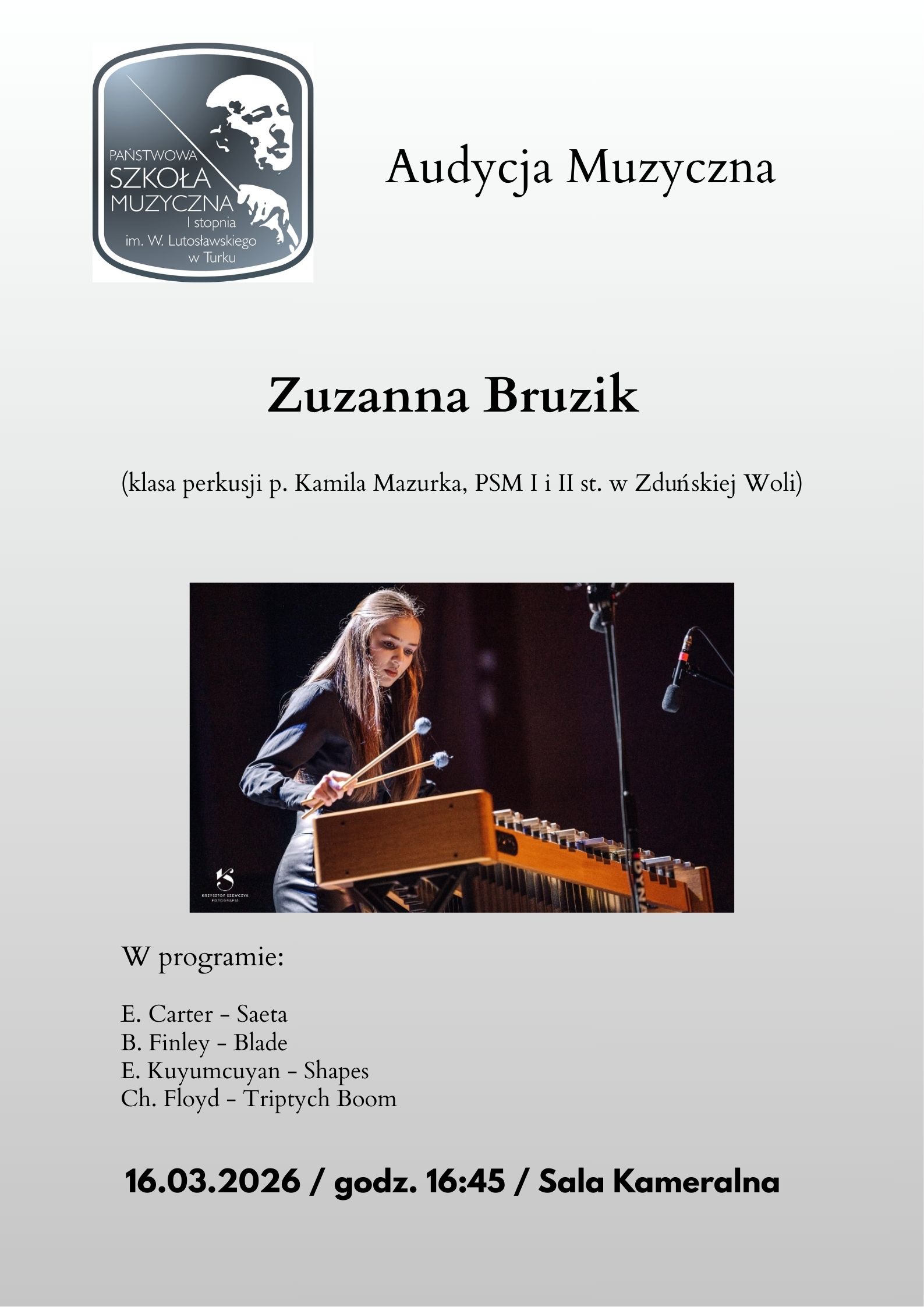 Tło szare, napisy w kolorze czarnym, na górze od lewej logo szkoły i napis Audycja Muzyczna. Centralnie widać imię i nazwisko wykonawczyni, nauczyciela oraz nazwę szkoły. Poniżej zdjęcie dziewczyny grającej na wibrafonie. Na dole po lewej program audycji, pod nim data, godzina i miejsce.