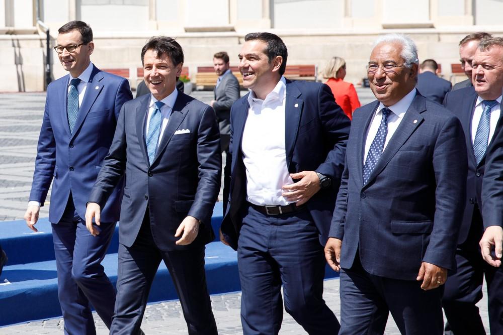 Szefowie państw i rządów idą wspólnie.