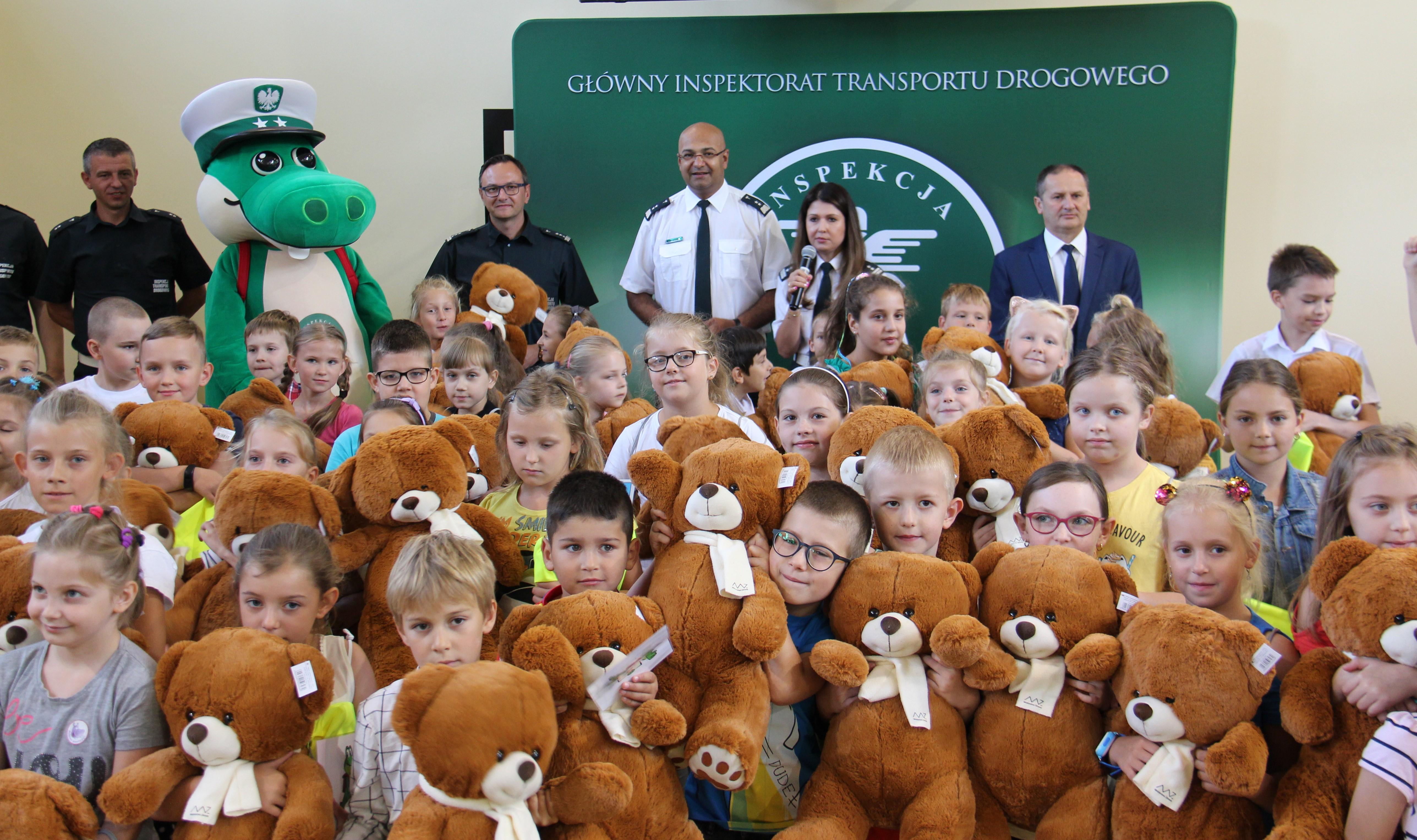 Zdjęcie grupowe dzieci z prowadzącymi lekcję