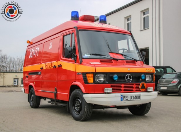 Samochód Mercedes Benz.