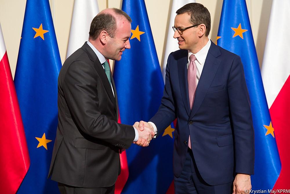 Premier Mateusz Morawiecki wita się z Manfredem Weberem.