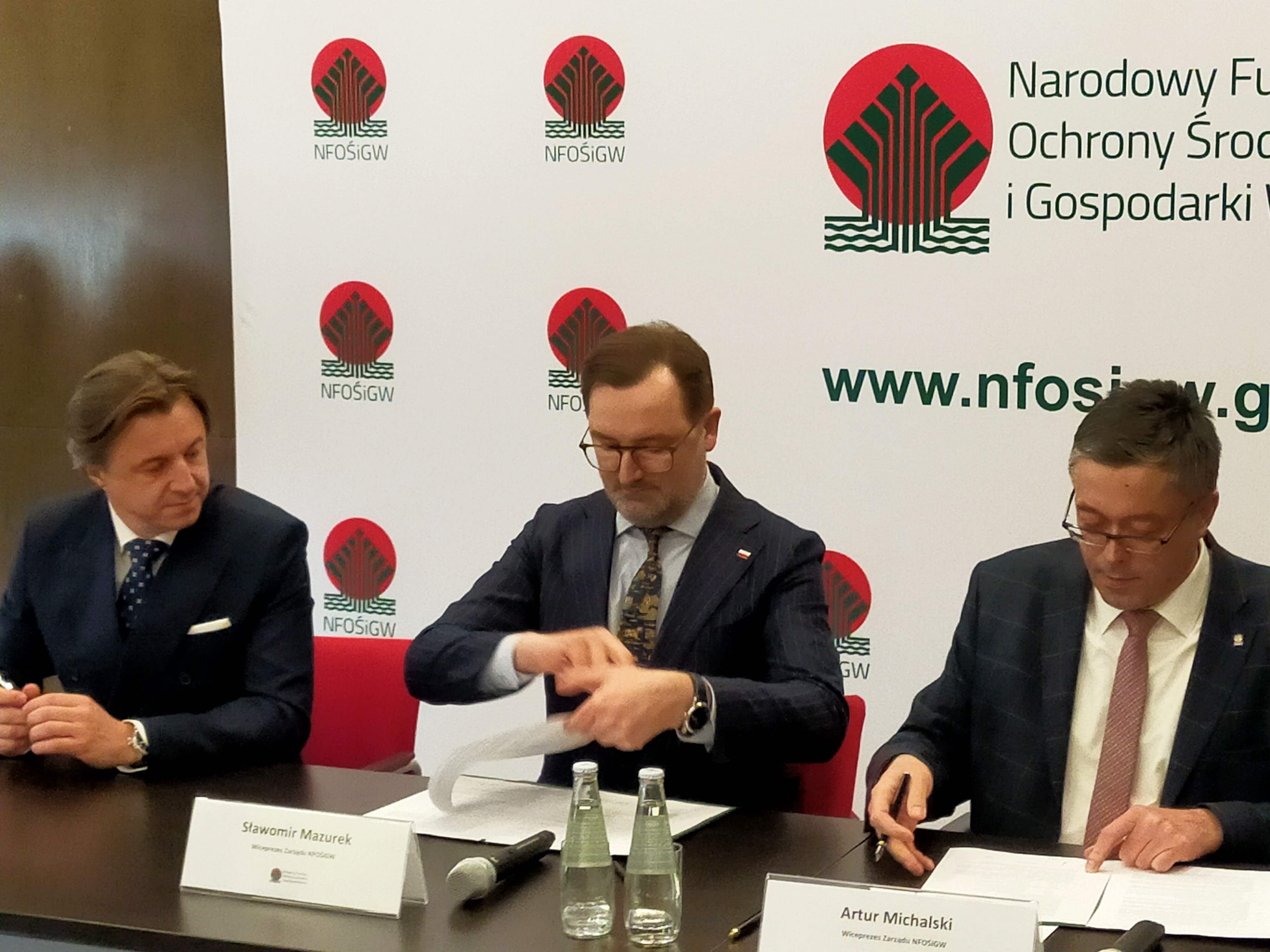 Prezesi NFOŚiGW Artur Michalski i Sławomir Mazurek podczas uroczystości podpisania umowy z Orlen Synthos Green Energy w siedzibie Funduszu