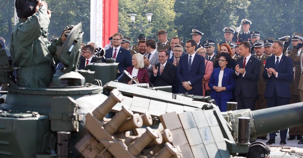 Na pierwszym planie czołg, a na drugim przedstawiciele rządu.