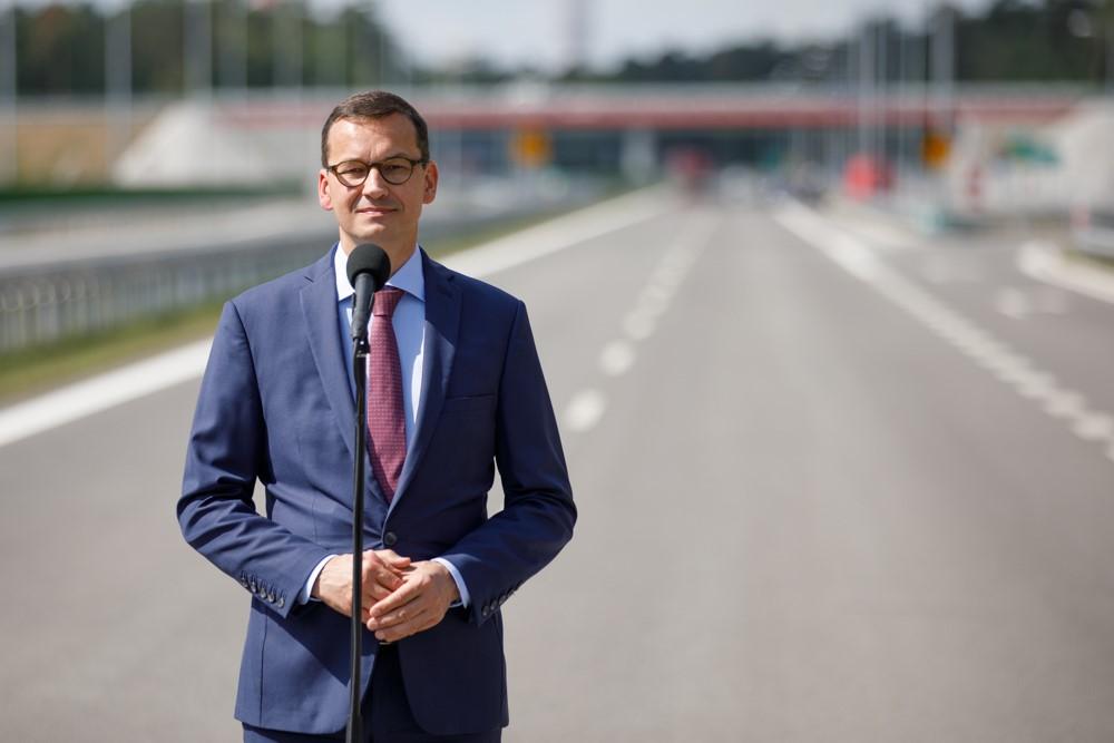 Premier Mateusz Morawiecki przy mikrofonie na drodze S12.
