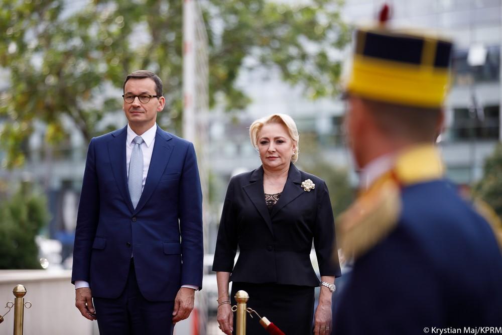 Premier Mateusz Morawiecki oraz premier Rumunii stoją.
