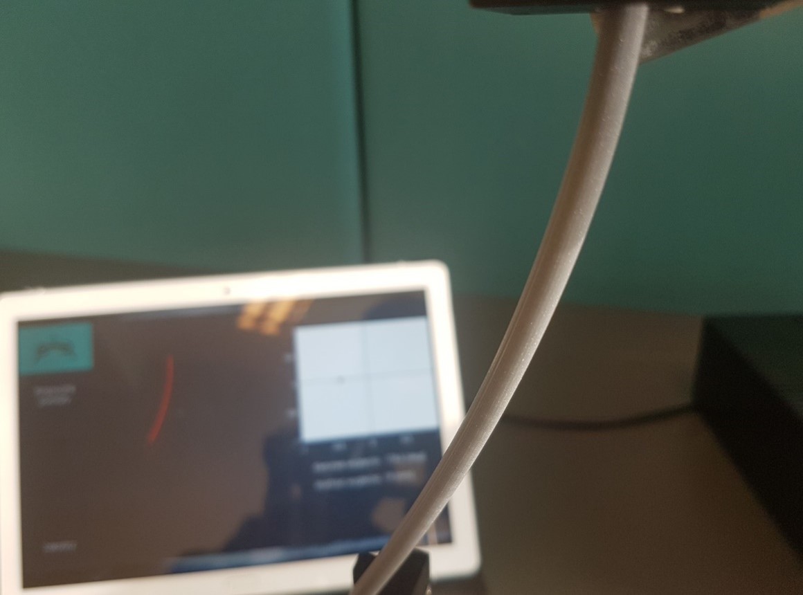 Demonstrator światłowodowego czujnika zgięć umożliwiający precyzyjny pomiar amplitudy i kierunku zgięć w zakresie 0-360st. Na pierwszym planie wygięta głowica pomiarowa ze zintegrowanym światłowodem specjalnym opracowanym w ramach projektu, na drugim planie oprogramowanie, które na podstawie mocy transmitowanej przez światłowód wykreśla kierunek i stopień odkształcenia.