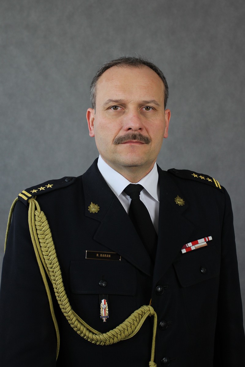 Męszczyzna w mundurze.