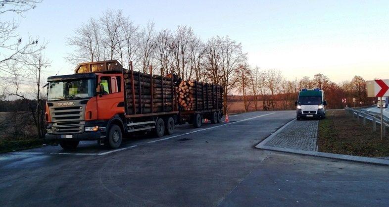 Blisko 56 ton zamiast ważyła ciężarówka i przyczepa załadowana drewnem. 