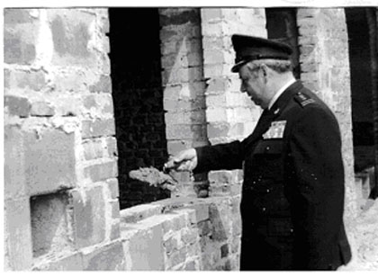rok 1986 ; Komendant Wojewódzki płk.poż. Jerzy Fiedler dokonuje aktu wmurowania kamienia węgielnego pod budowę Śremskiej Strażnicy