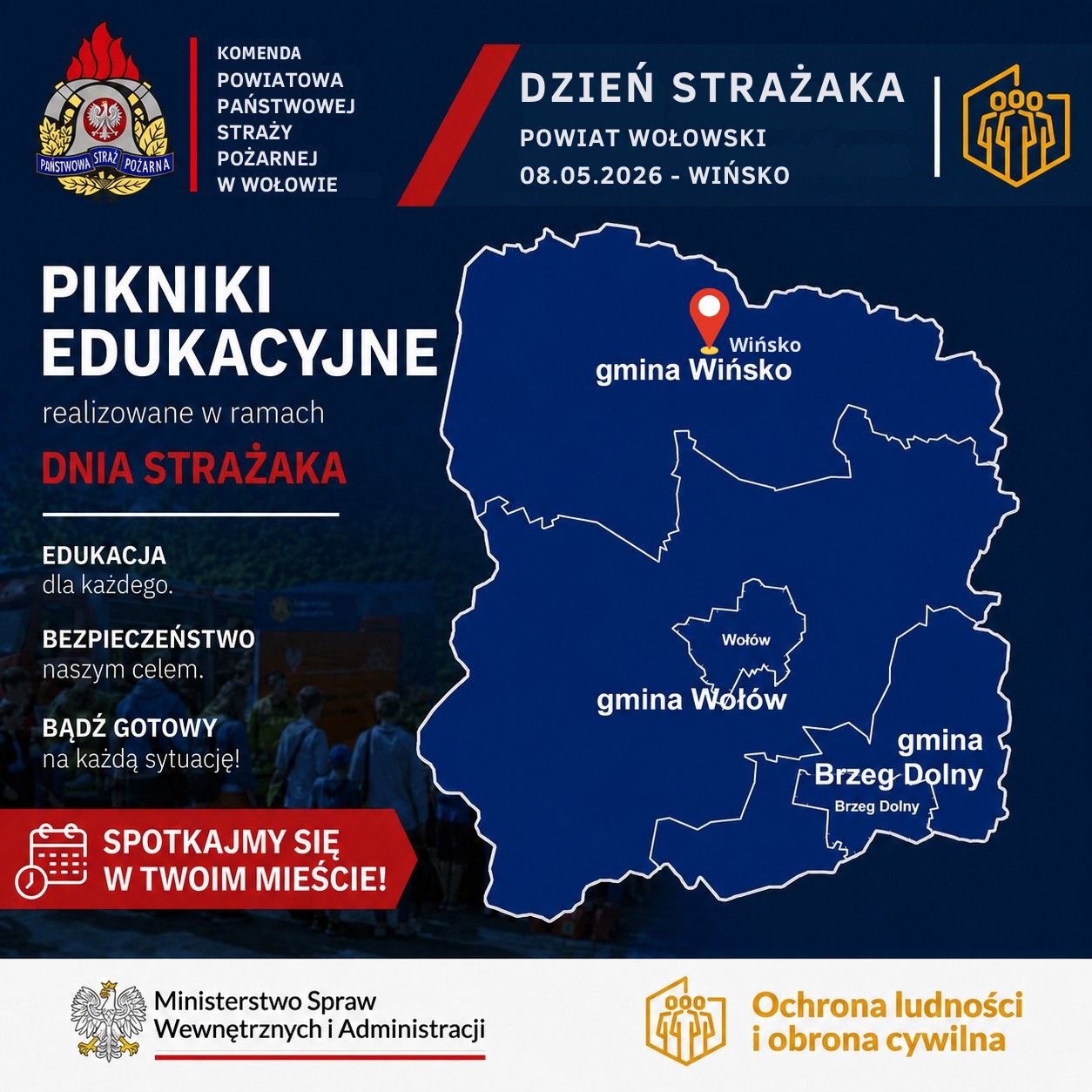 Grafika informacyjna o ciemnoniebieskim tle, promująca pikniki edukacyjne organizowane przez Państwową Straż Pożarną w powiecie wołowskim. Treść główna (lewa strona): Nagłówek: Duży biały napis „PIKNIKI EDUKACYJNE realizowane w ramach DNIA STRAŻAKA” (słowa „Dnia Strażaka” wyróżnione kolorem czerwonym). Hasła promocyjne: EDUKACJA dla każdego. BEZPIECZEŃSTWO naszym celem. BĄDŹ GOTOWY na każdą sytuację! Na dole czerwony baner z ikoną kalendarza i napisem: „SPOTKAJMY SIĘ W TWOIM MIEŚCIE!”. Informacje o wydarzeniu (prawa strona): Tytuł sekcji: „DZIEŃ STRAŻAKA | POWIAT WOŁOWSKI”. Data i miejsce: „08.05.2026 – WIŃSKO”. Mapa: Konturowa mapa powiatu wołowskiego z zaznaczonymi gminami: Wińsko, Wołów oraz Brzeg Dolny. Czerwona pinezka lokalizacyjna wskazuje miejscowość Wińsko. Logotypy i identyfikacja wizualna: Góra: Po lewej logo Państwowej Straży Pożarnej oraz napis „Komenda Powiatowa Państwowej Straży Pożarnej w Wołowie”. Dół (biały pasek): Logo Ministerstwa Spraw Wewnętrznych i Administracji (orzeł w koronie) oraz logotyp „Ochrona ludności i obrona cywilna”.