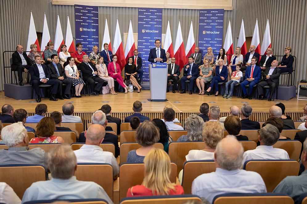 Premier Mateuz Morawiecki przemawia przy mównicy.