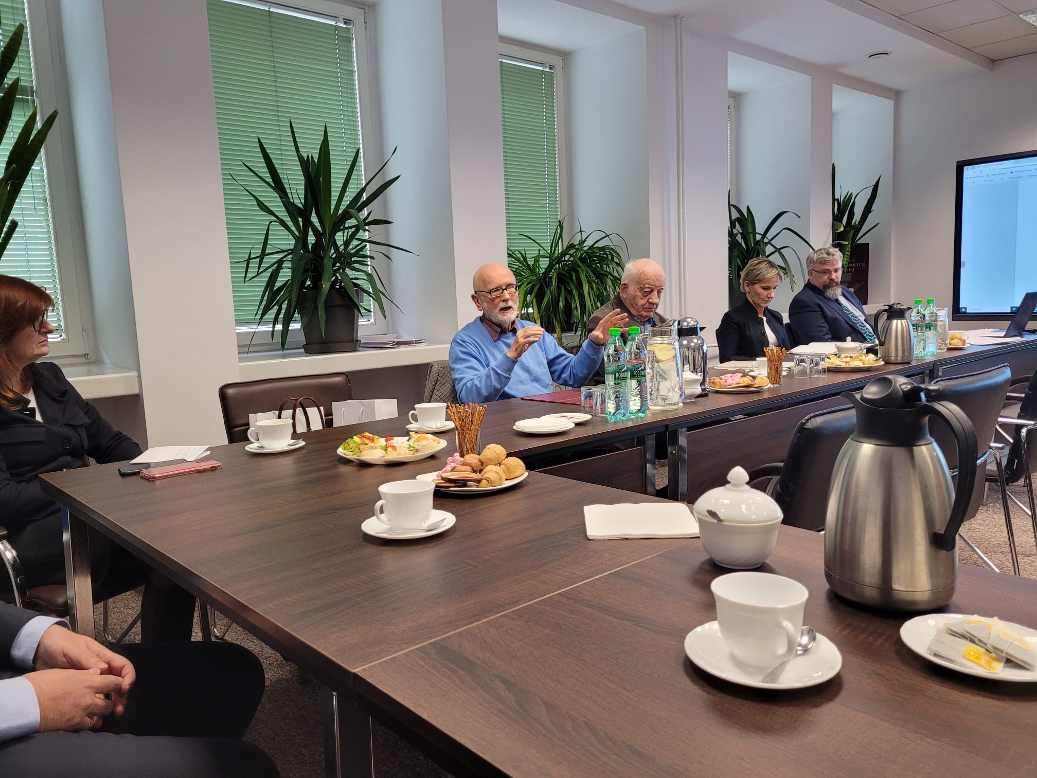 Zdjęcie przedstawia uczestników KSNG podczas posiedzenia