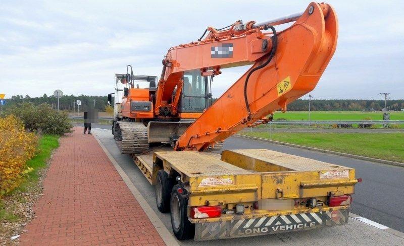 Nienormatywny transport koparki.
