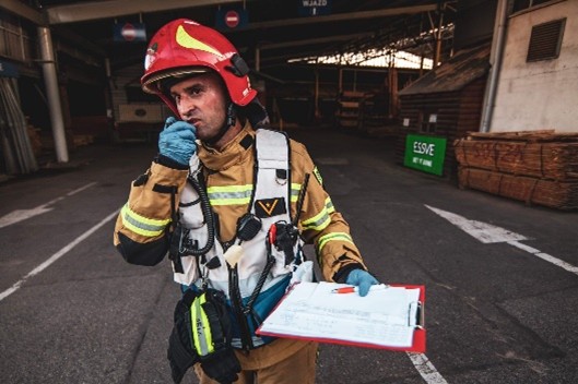 Dowódca akcji podczas ćwiczeń prowadzi korespondencję radiową