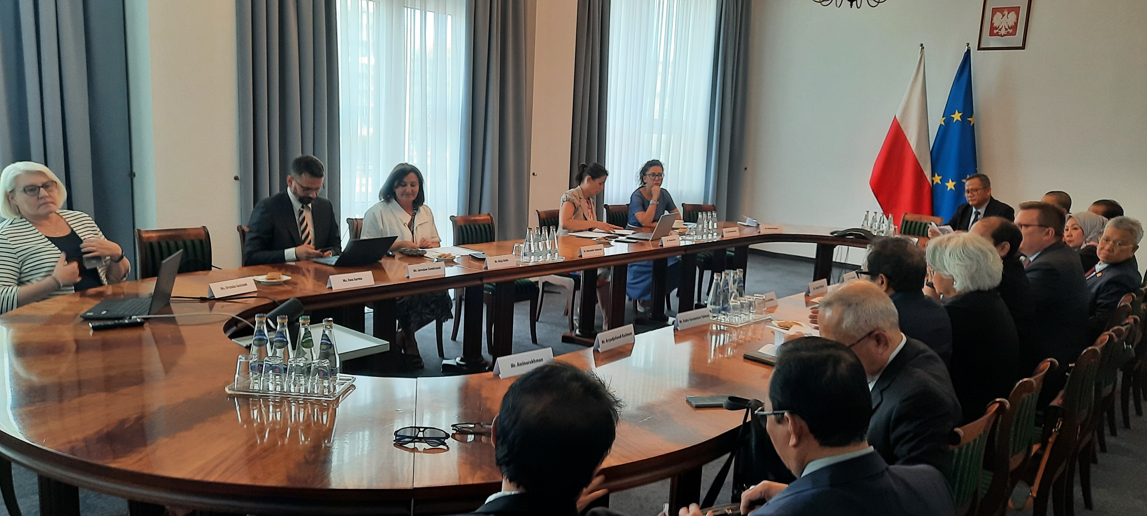  Zdjęcie przedstawia uczestników spotkania z delegacją parlamentarną z Indonezji