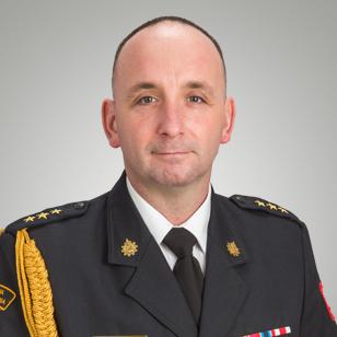 Rzecznik prasowy Opolskiego Komendanta Wojewódzkiego PSP kpt. Łukasz Nowak w umundurowaniu galowym.