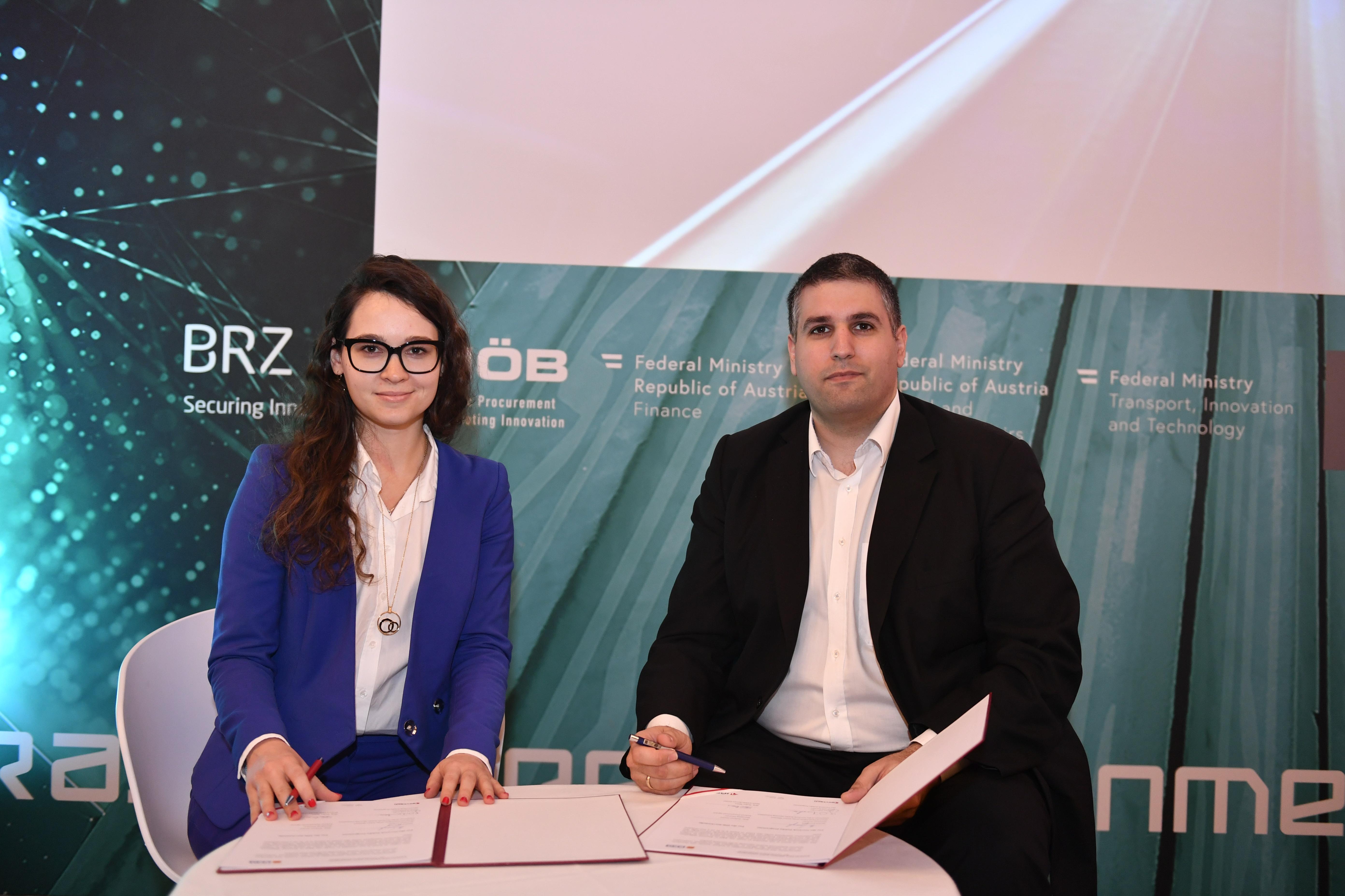 Justyna Orłowska i Stefan Maier podczas podpisywania listu intencyjnego. 