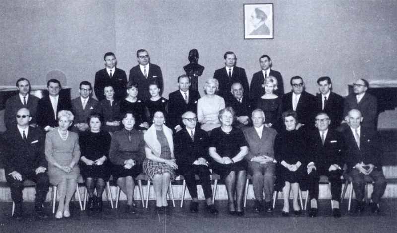 Grafika przedstawia Radę Pedagogiczą w roku 1964(65?)