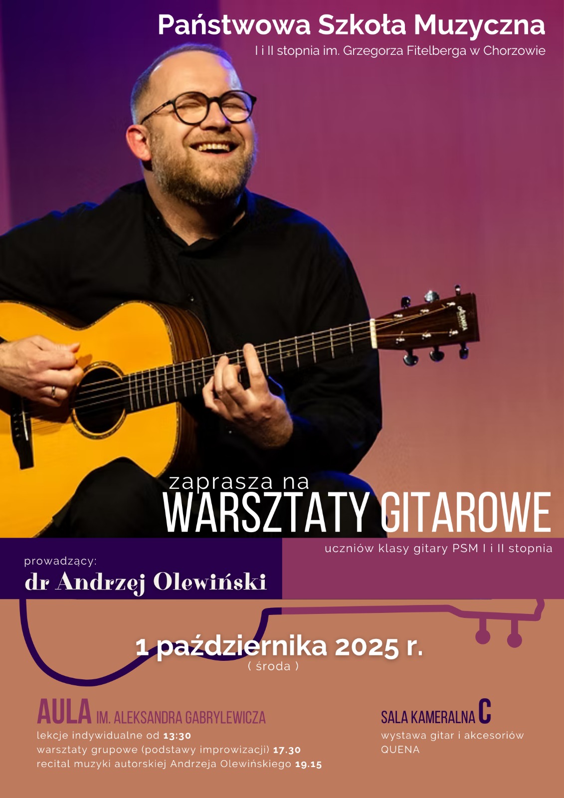 Plakat informacyjny warsztatów gitarowych w Państwowej Szkole Muzycznej I i II stopnia im. Grzegorza Fitelberga w Chorzowie. Na zdjęciu uśmiechnięty mężczyzna grający na gitarze akustycznej. Tekst na plakacie informuje: Warsztaty gitarowe dla uczniów klasy gitary PSM I i II stopnia prowadzi dr Andrzej Olewiński. Wydarzenie odbędzie się 1 października 2025 roku (środa). Aula im. Aleksandra Gabrylewicz – lekcje indywidualne od godz. 13:30, warsztaty grupowe (podstawy improwizacji) o godz. 17:30, recital muzyki autorskiej Andrzeja Olewińskiego o godz. 19:15. Sala kameralna C – wystawa gitar i akcesoriów QUENA.