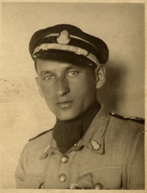 W mundurze z czapką na głowie widoczny do klatki piersiowej por. poż. Stanisław Mazan – Komendant Powiatowy Straży Pożarnych w Nowym Sączu, w latach okupacji – założyciel Sądeckiego Obwodu Strażackiego Ruchu Oporu „Skała”