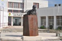 Centrum Pomocy Niepełnosprawnym im. Jana Pawła II i popiersie Jana Pawła II - Fatima