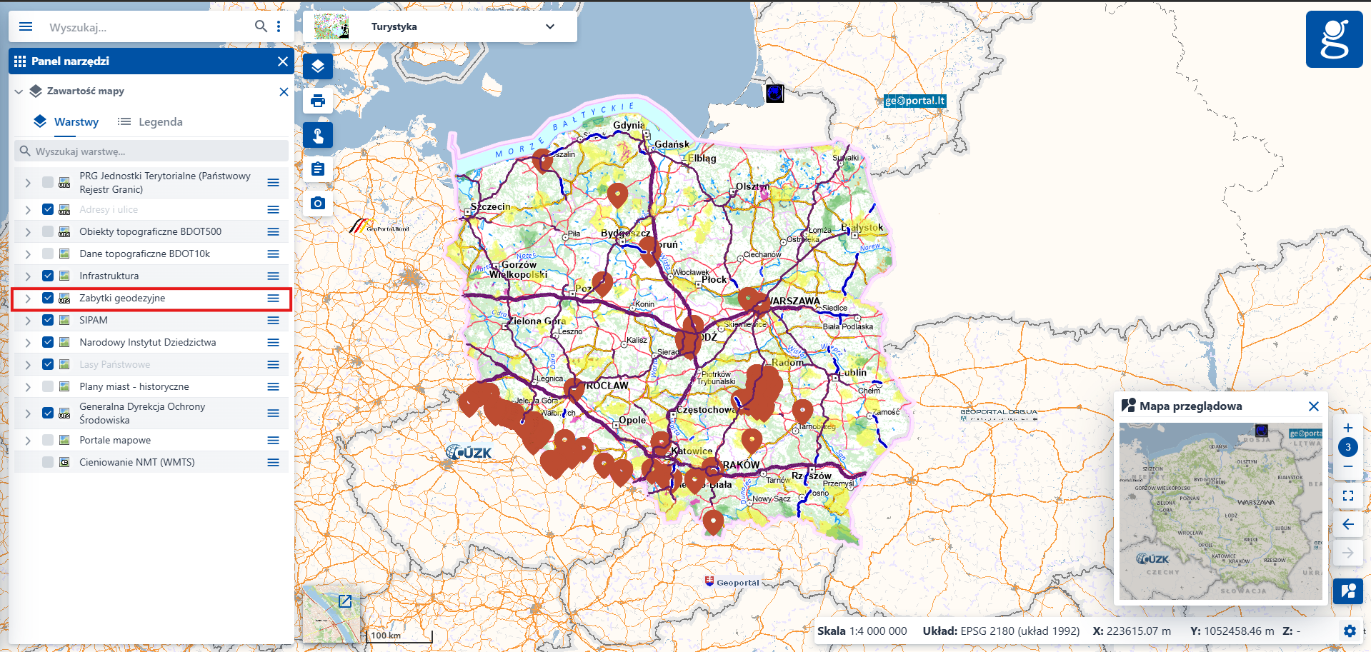 Ilustracja przedstawia moduł tematyczny "Turystyka" z zaznaczoną warstwą usługi "Zabytki geodezyjne"
