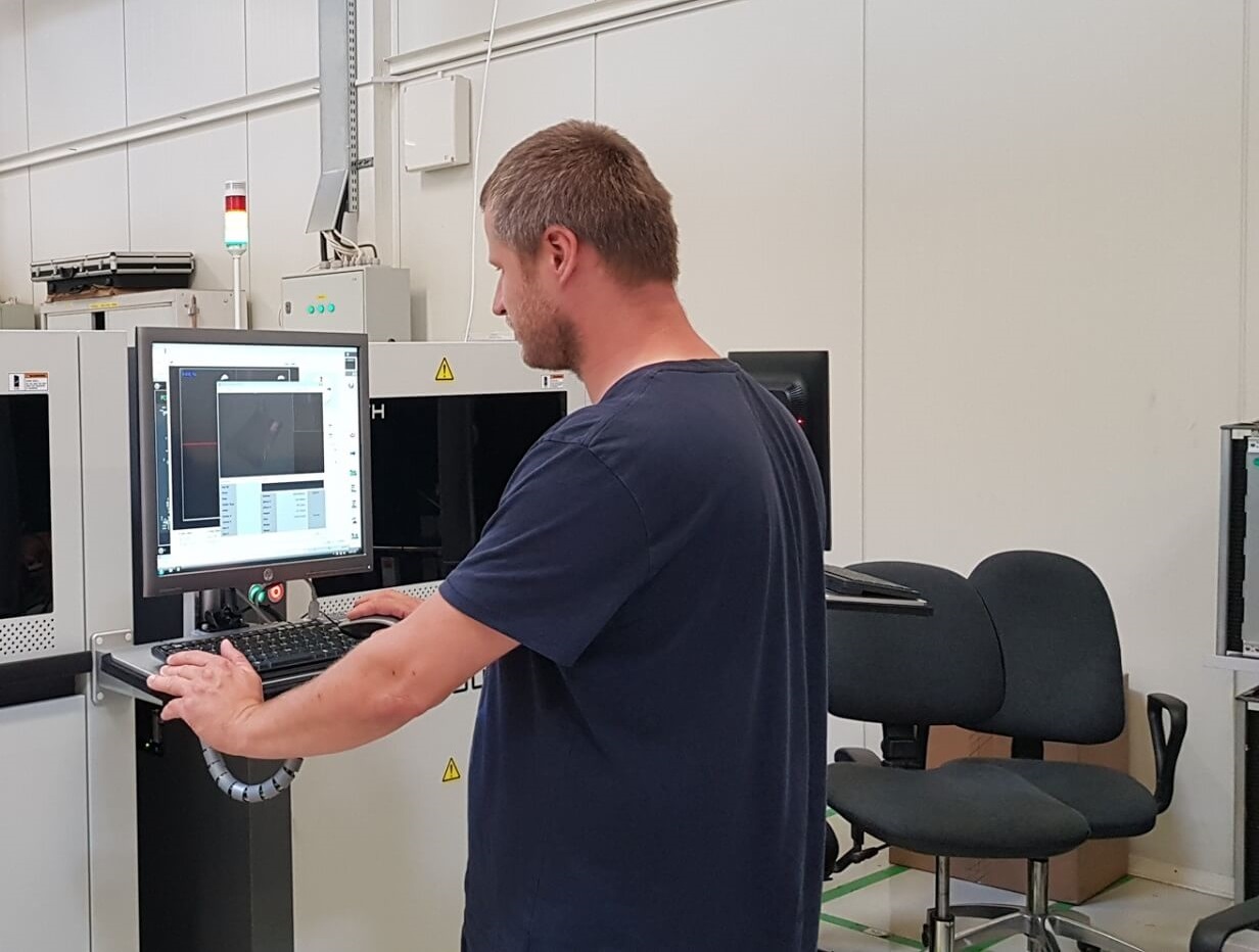 Mężczyzna przy pracy w warsztacie, hali przemysłowej