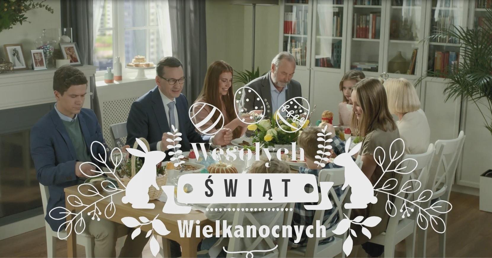 Premier Mateusz Morawiecki siedzi przy świątecznym stole z rodziną. 