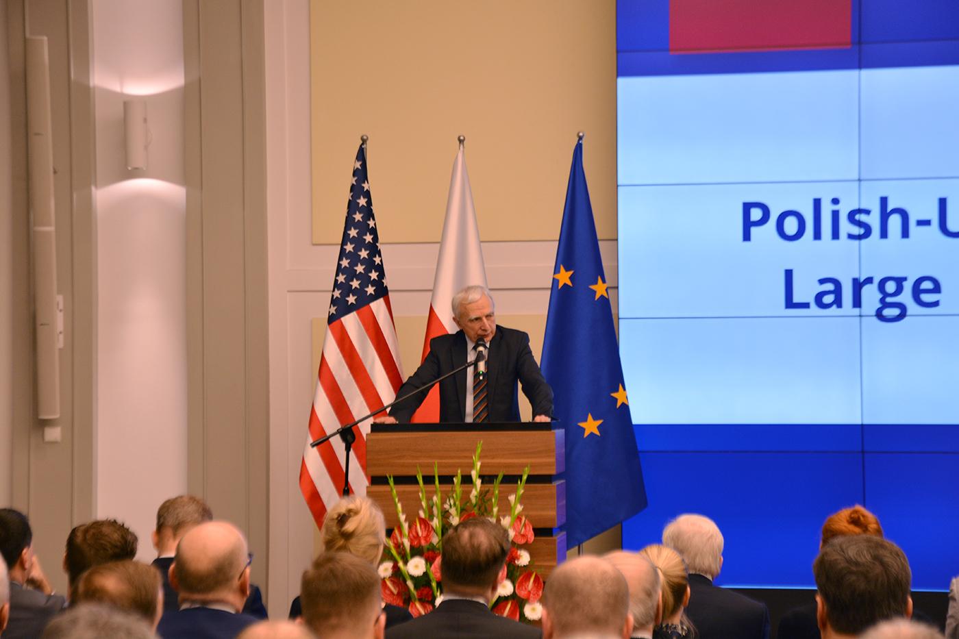 Piotr Naimski stoi podczas przemówienia.