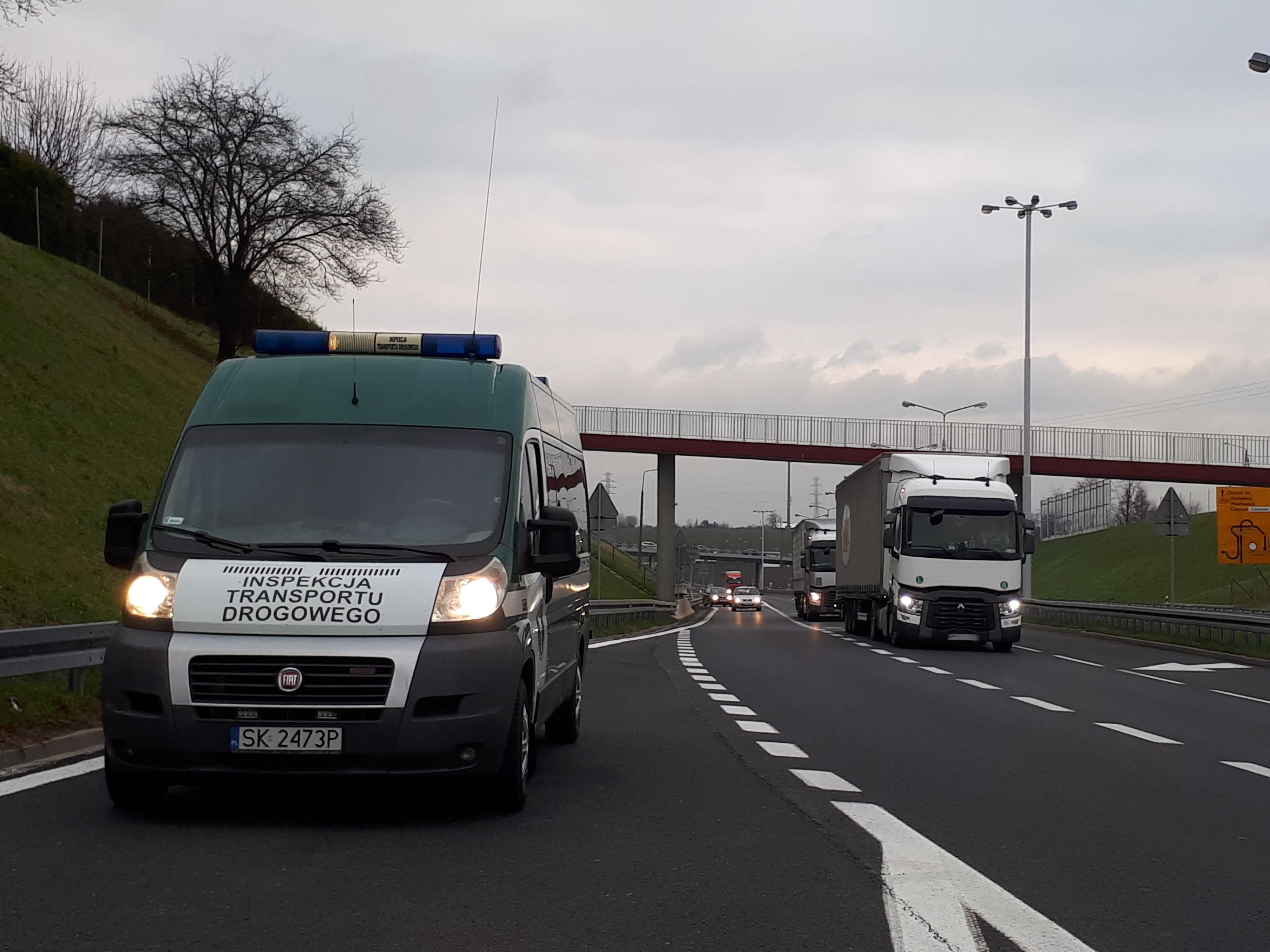 Radiowóz ITD na punkcie kontrolnym