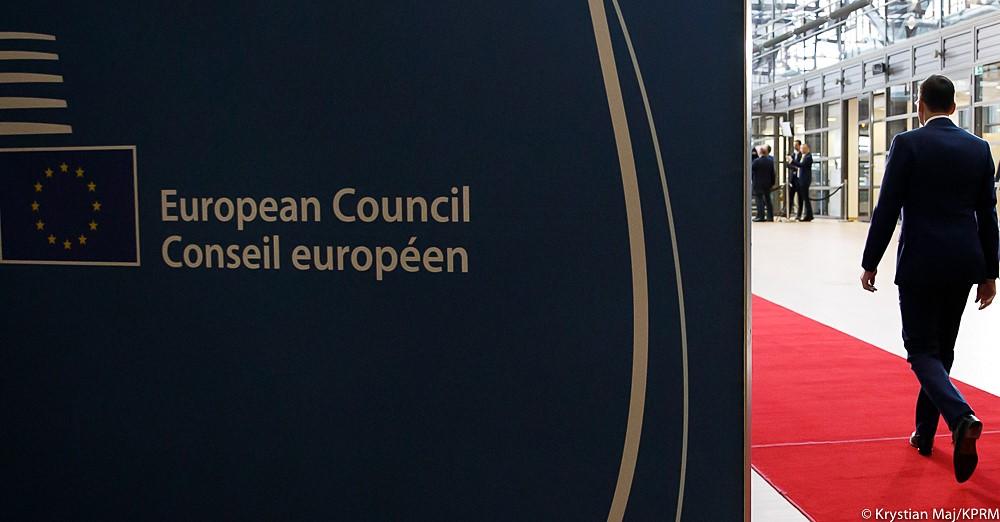 Premier wchodzi na czerwony dywan na Radzie Europejskiej.