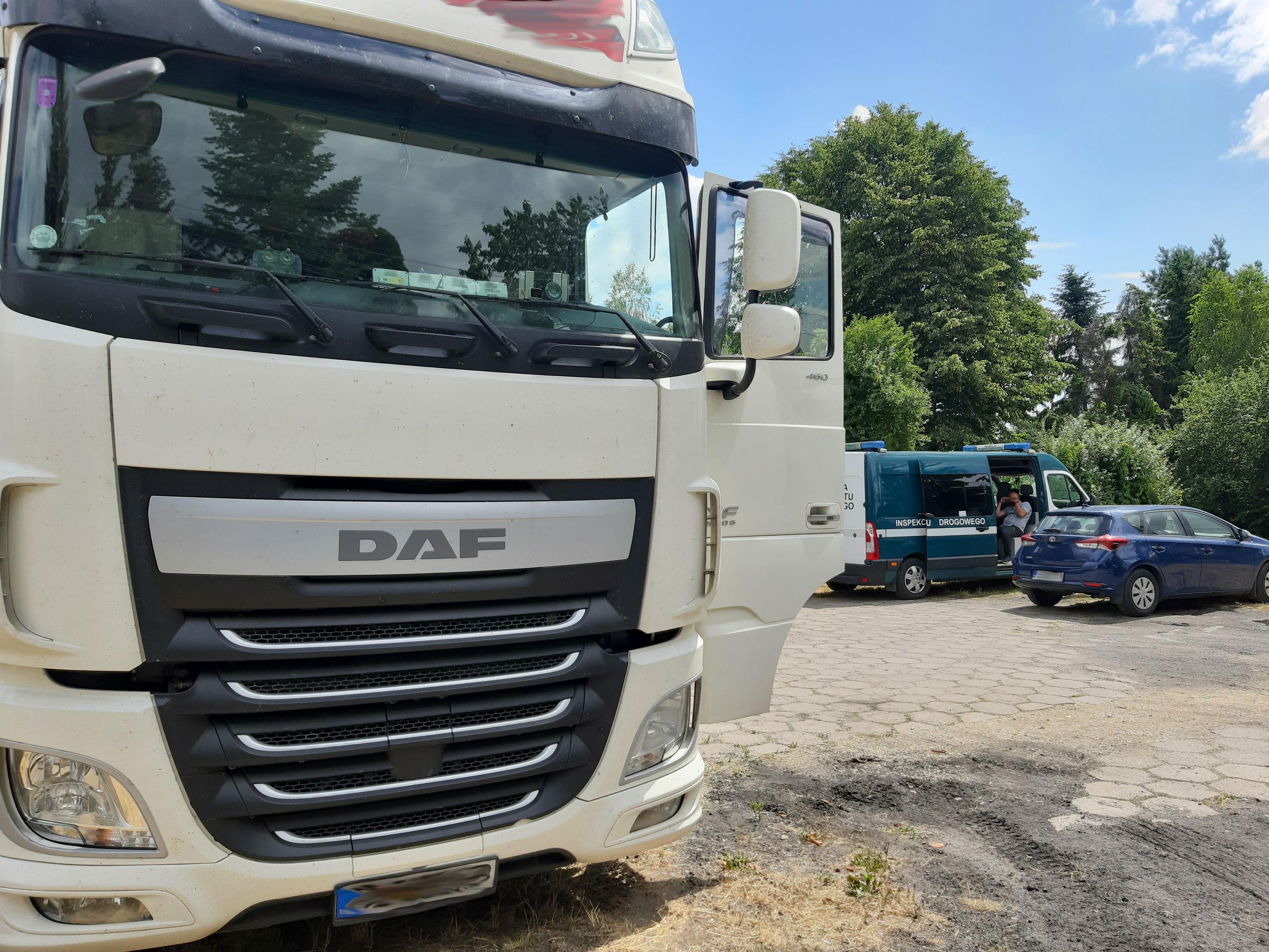 Radiowóz i ciężarówka